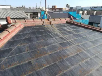 全体的に色褪せている屋根